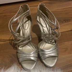 Bandolino Silver Heels NW 7